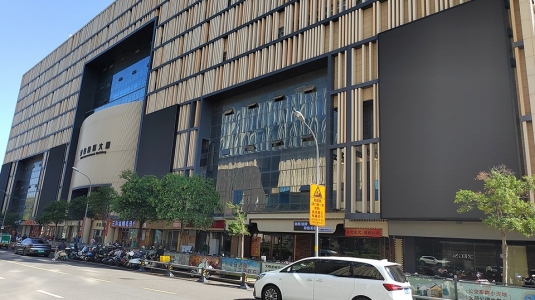 大型戶外LED屏讓濟(jì)南某商務(wù)樓宇成商業(yè)美學(xué)新地標(biāo)